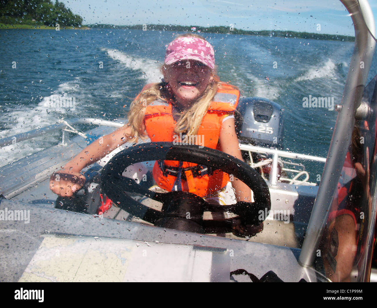 Mädchen Lenkung Motorboot Stockfoto