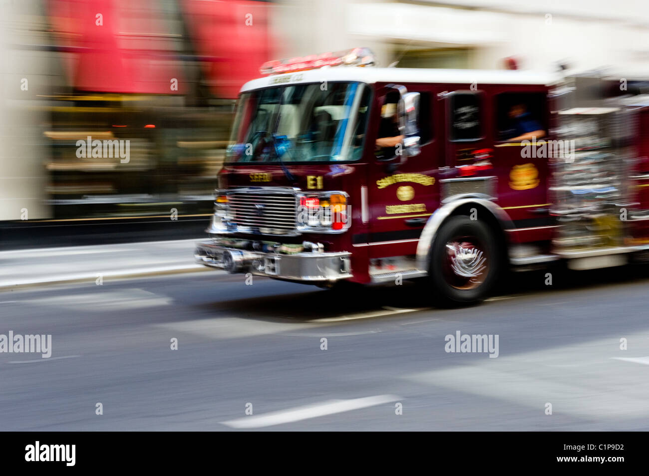 Feuerwehrauto auf Straße Stockfoto