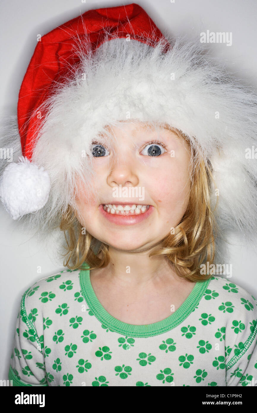 Studio-Porträt von Mädchen trägt Weihnachtsmütze Stockfoto