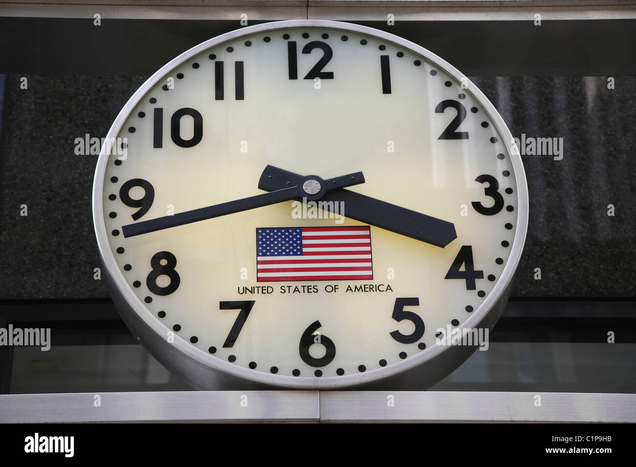 Nahaufnahme der Uhr mit amerikanischen Flagge Stockfoto