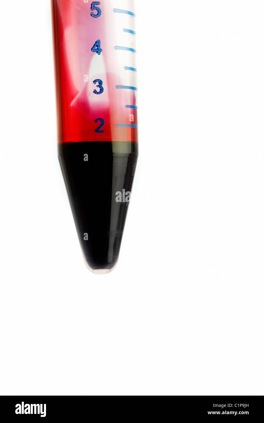 Regelklappe aus Reagenzglas mit Blutprobe Stockfoto