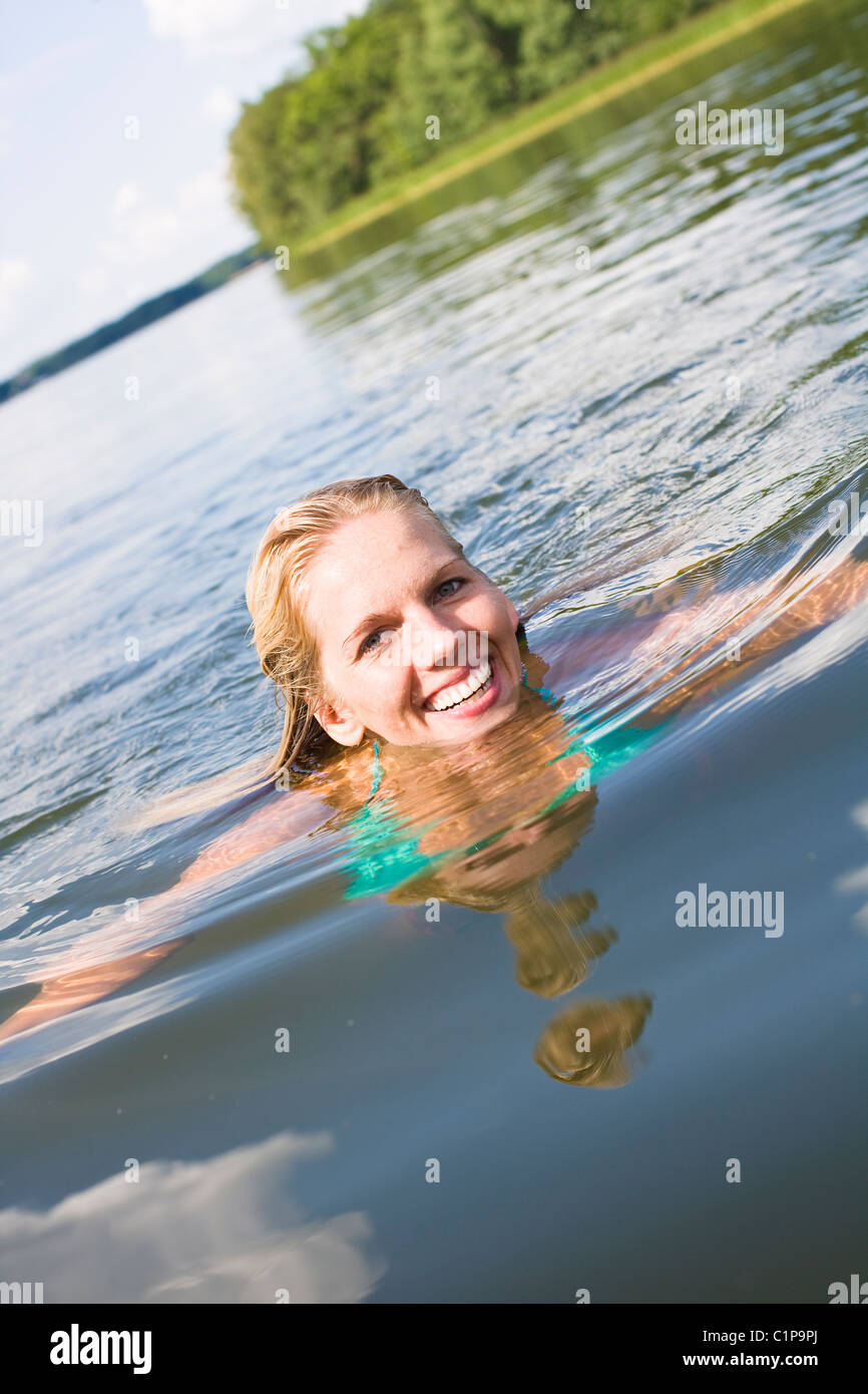 Junge Frau im See schwimmen Stockfotografie - Alamy
