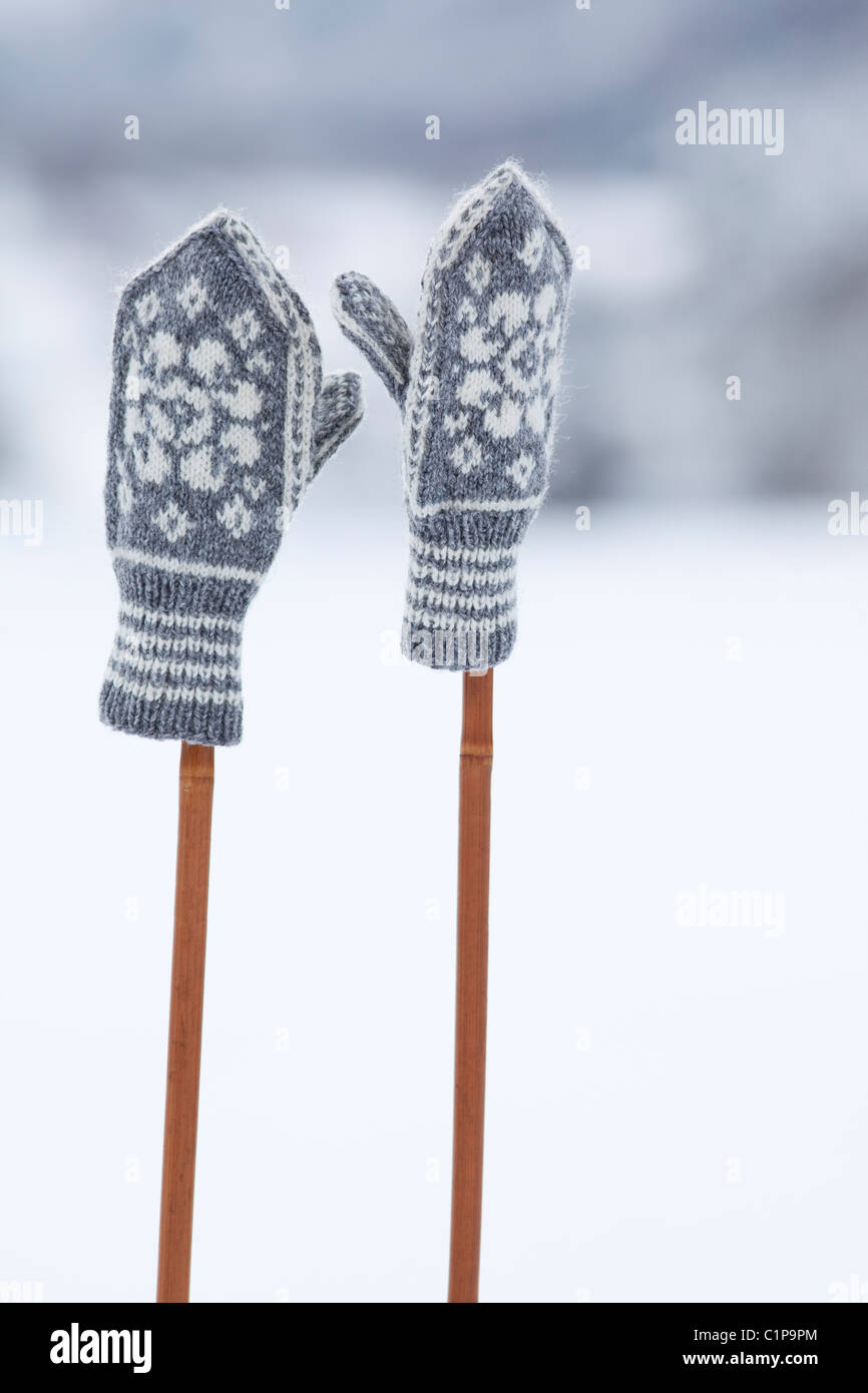 Zwei wolligen Handschuhe auf Ski-Stöcke Stockfoto