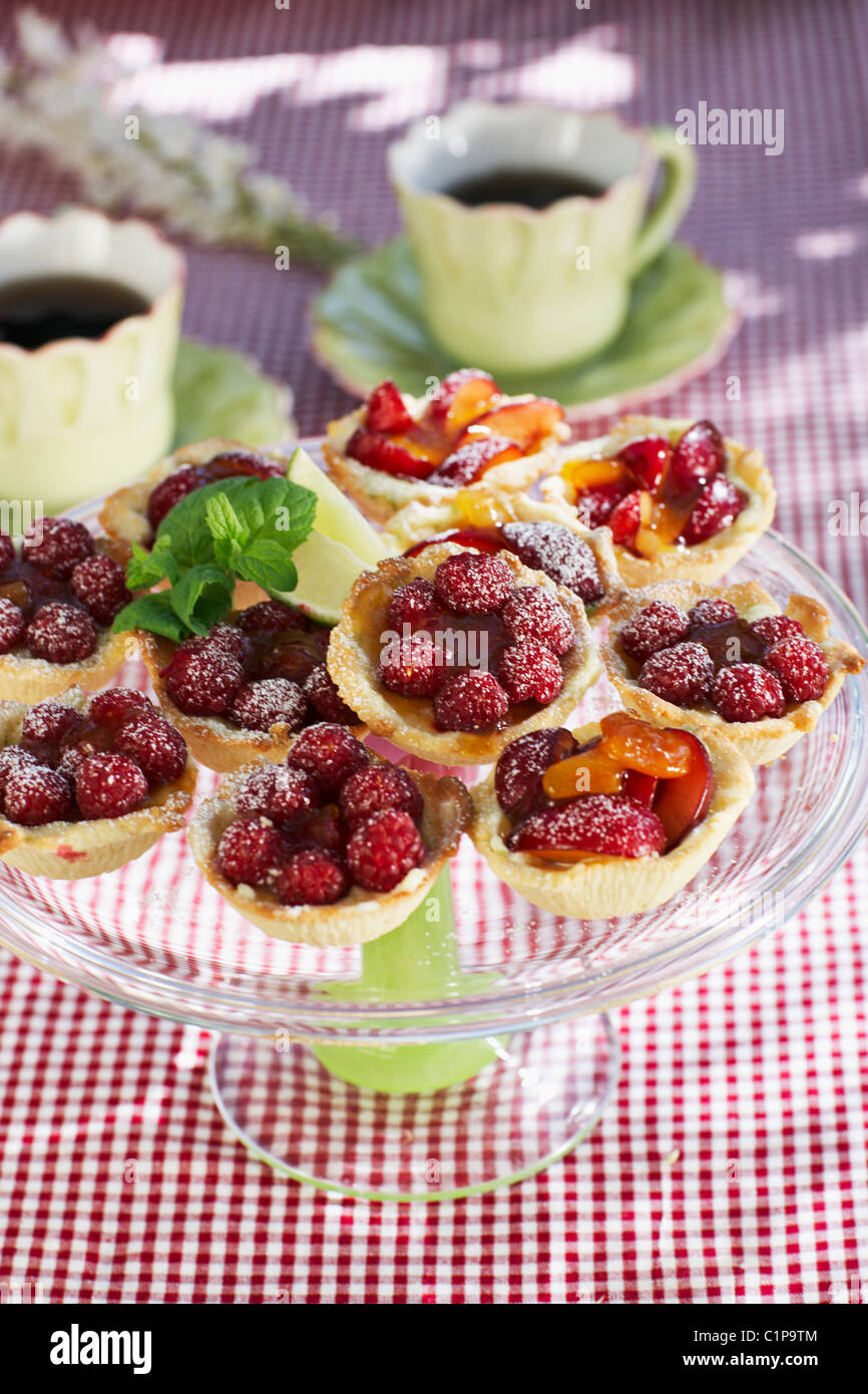 Kuchen mit Himbeeren auf Gartentisch Stockfoto