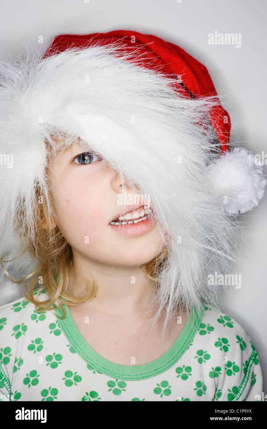 Studio-Porträt von Mädchen trägt Weihnachtsmütze Stockfoto