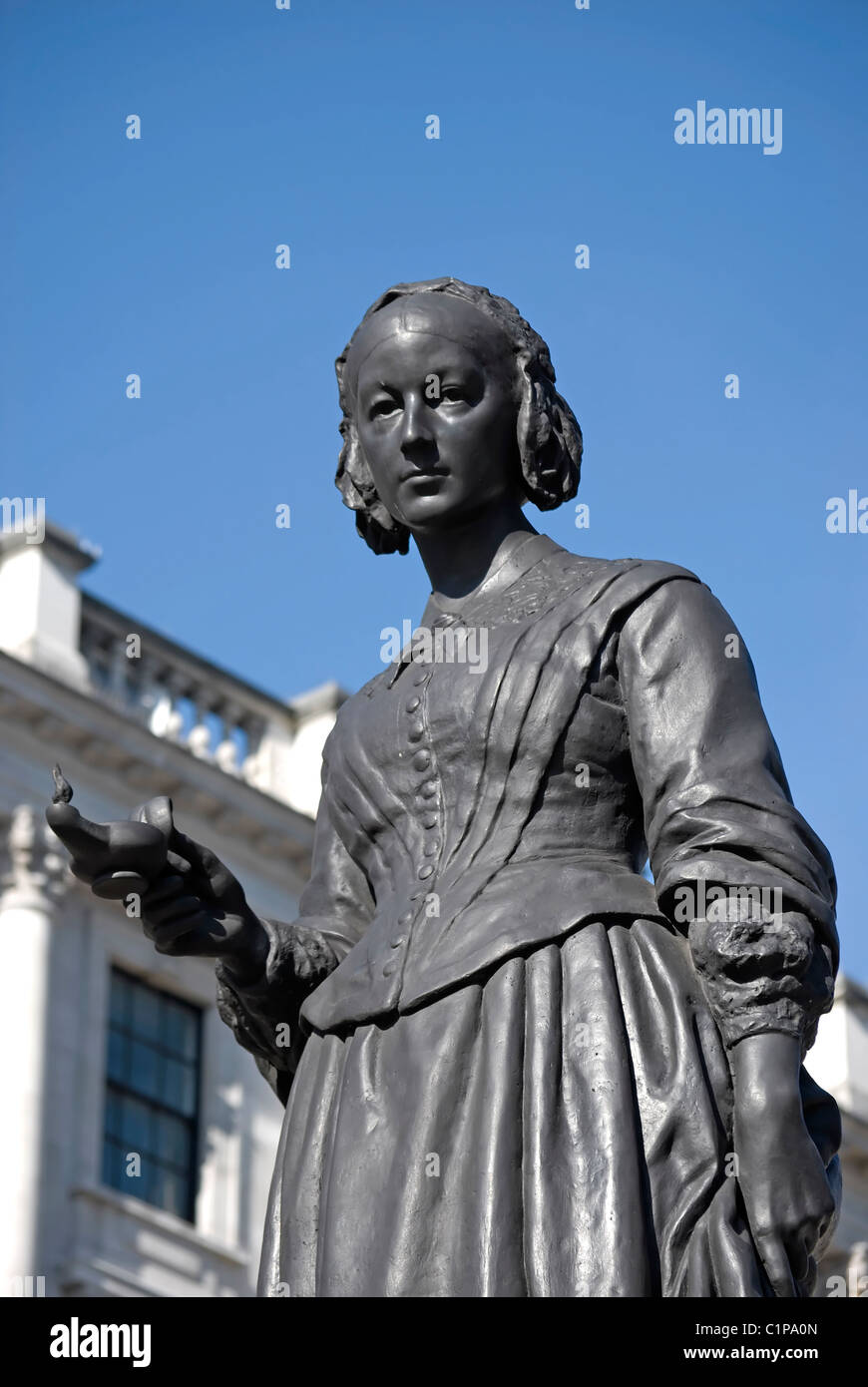 1915-Statue von Florence Nightingale vom Bildhauer George Arthur Walker in Waterloo Place, London, England Stockfoto