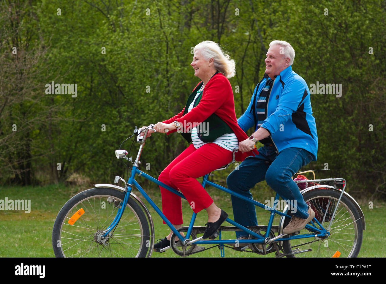 Älteres Paar Reiten Tandem Fahrrad im park Stockfoto