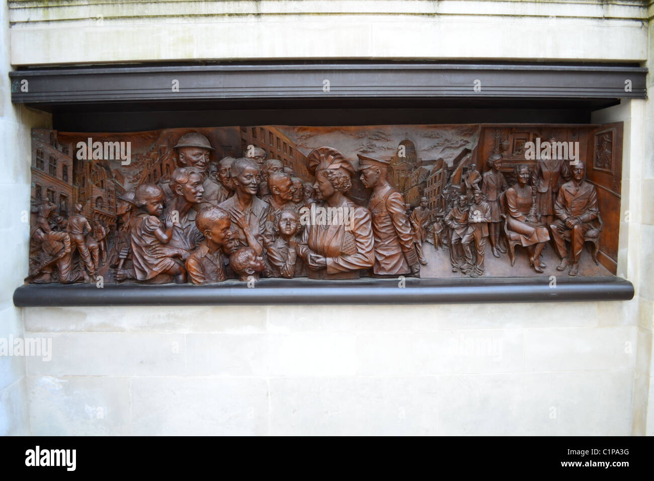 Relief, die Erinnerung an König George der Sixth und Königin Elisabeth (Königinmutter) Besuch von Londoner während der Blitz Stockfoto