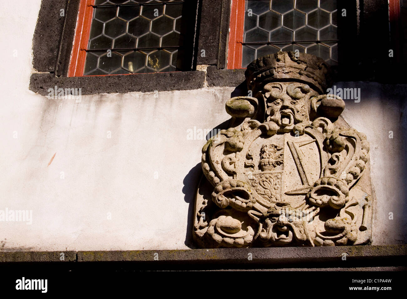 Deutschland, Burg Eltz, Wappen auf Schloss-Fassade Stockfoto