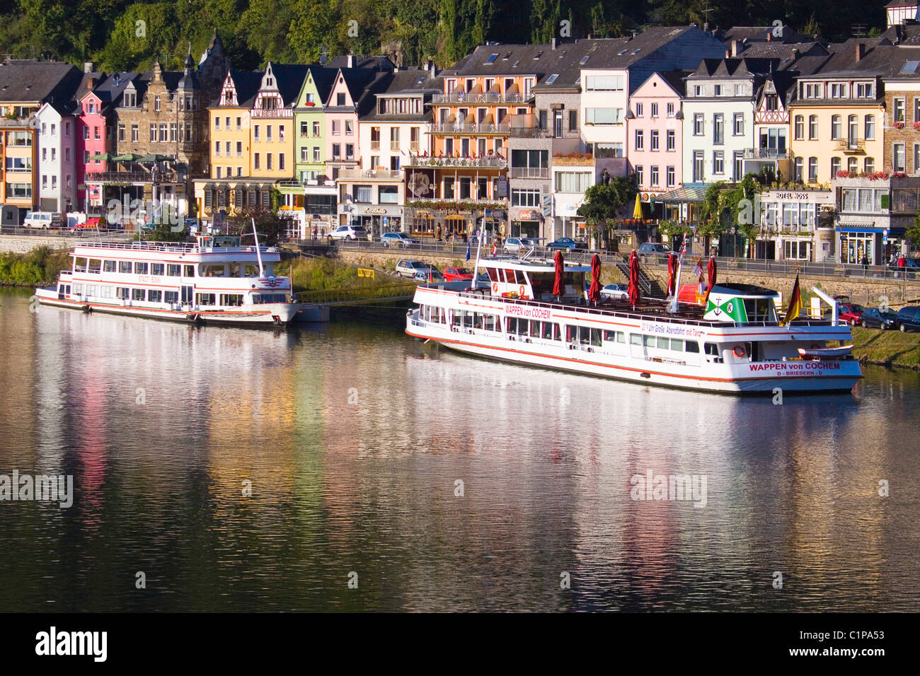 Deutschland, Cochem, Mosel Tal Tourboote vertäut an Mosel mit Gebäuden im Hintergrund Stockfoto