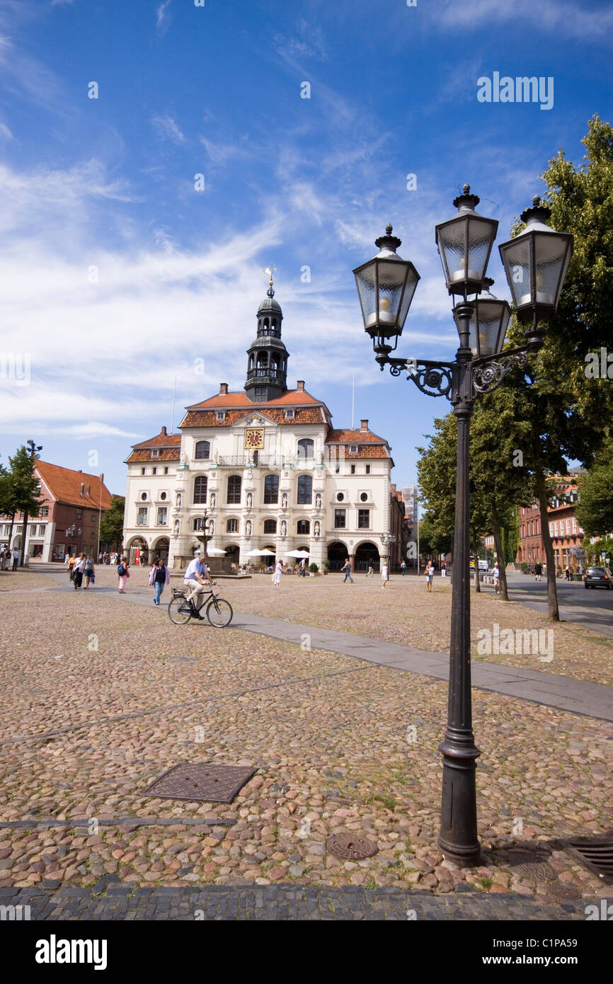 Deutschland, Lüneburg, Rathaus, Menschen auf Platz mit Rathaus im Hintergrund Stockfoto