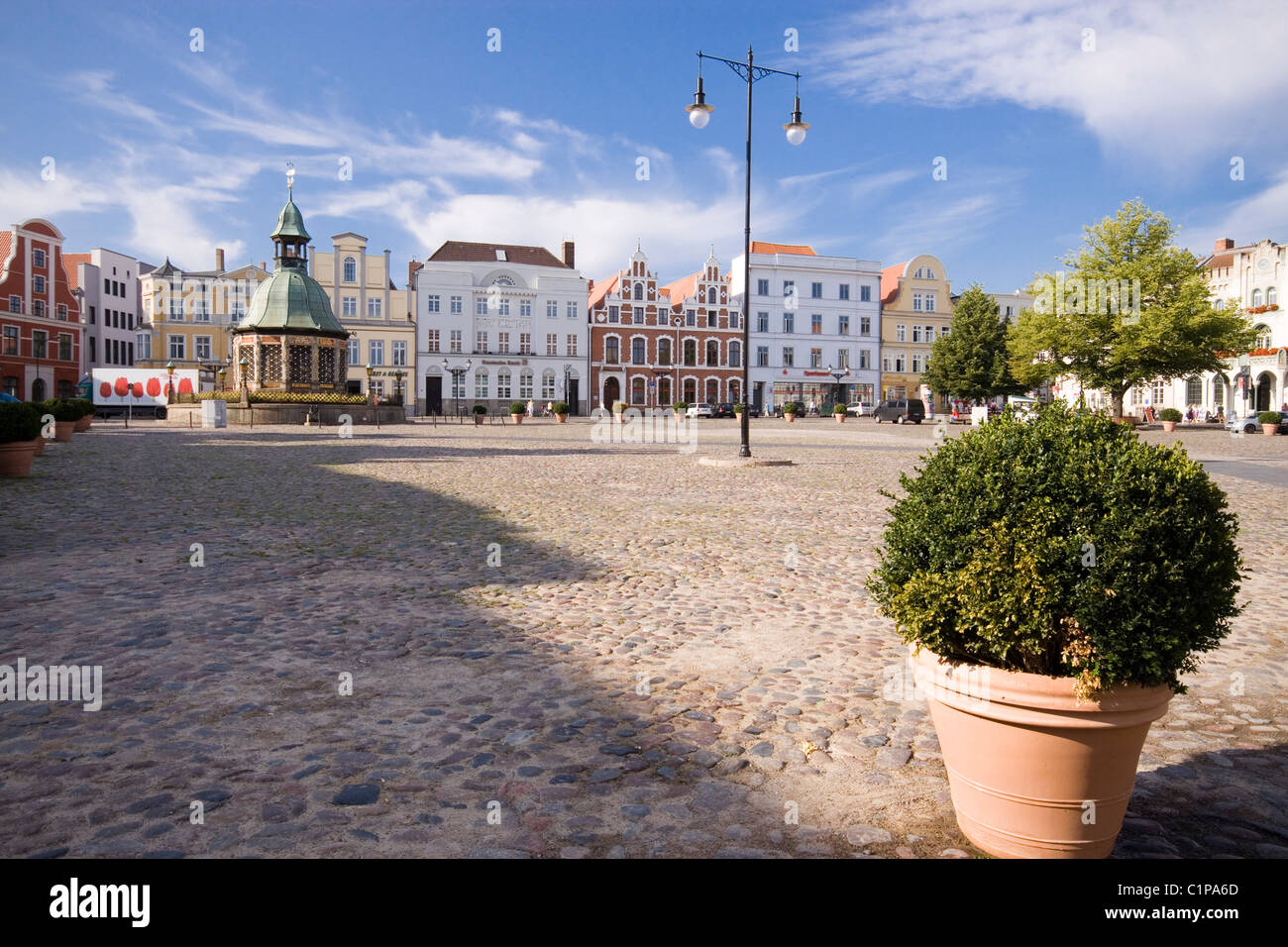 Deutschland, Wismar, Marktplatz mit Topfpflanze im Vordergrund Stockfoto