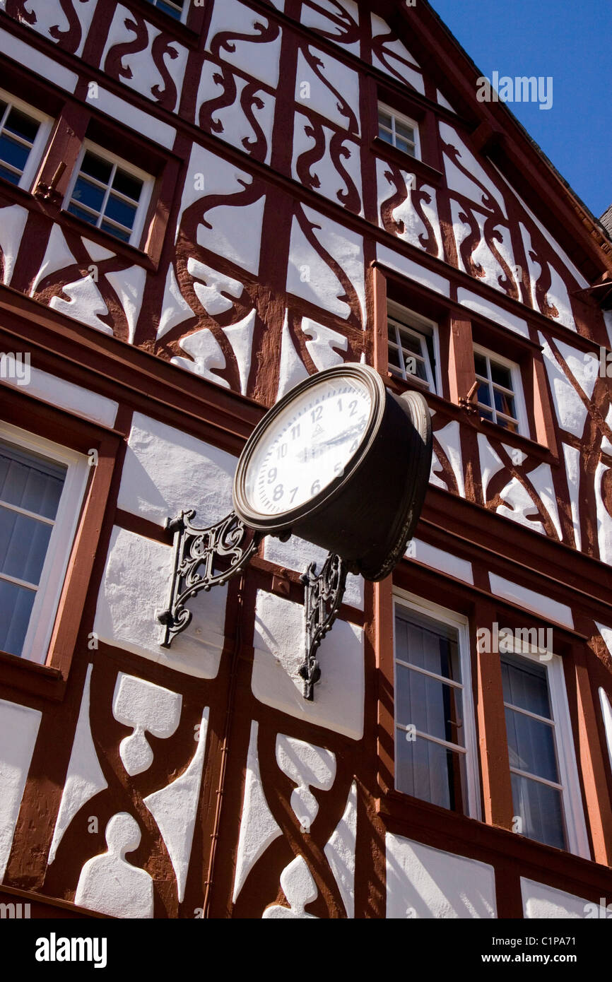 Deutschland, Moseltal, Trier, Half-Timbered House Road, Haus mit Uhr auf Fassade Stockfoto