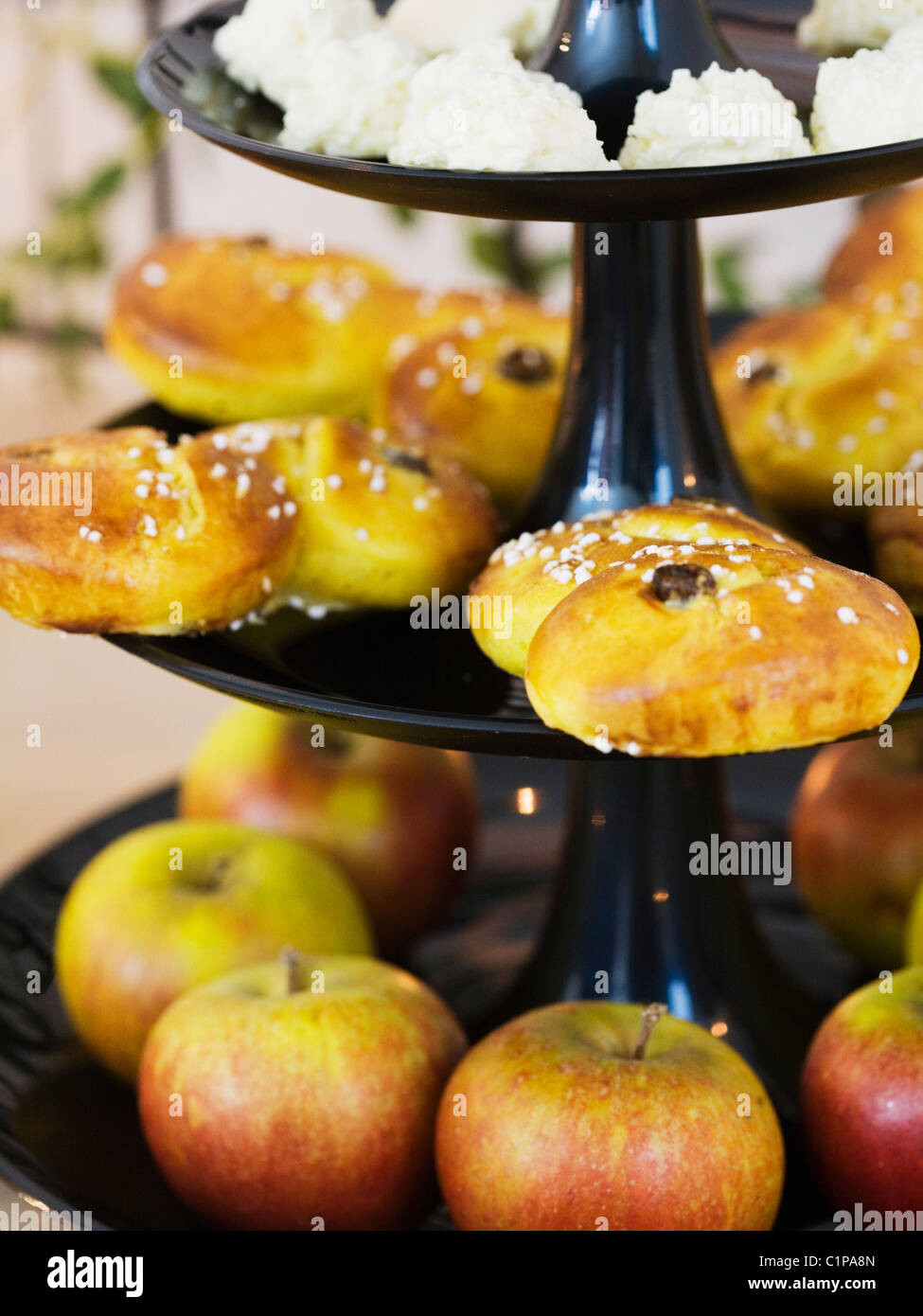 Äpfel und Safran Brötchen auf Cakestand, Nahaufnahme Stockfoto