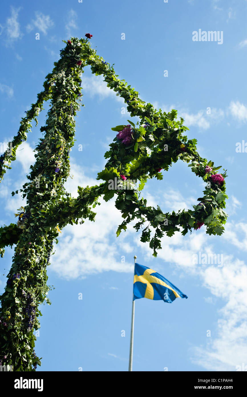 Maibaum und die schwedische Flagge gegen Himmel Stockfoto