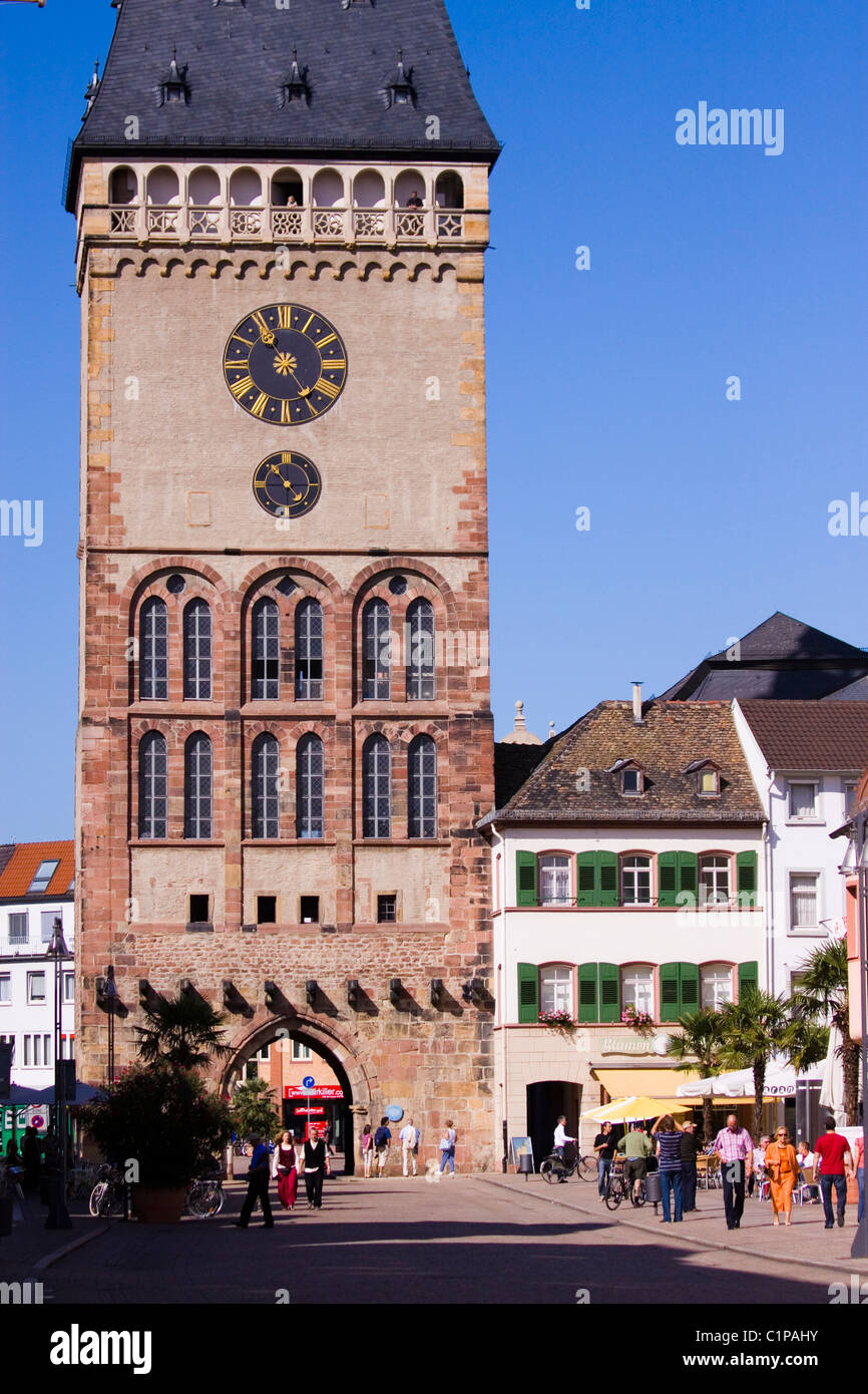 Deutschland, Speyer, Stadttor mit Menschen im Hintergrund Stockfoto