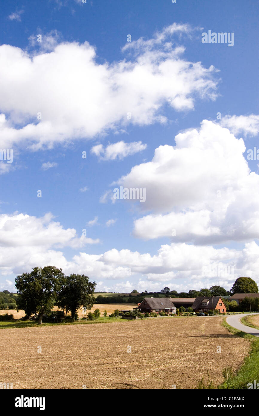 Deutschland, Holsteinische Schweiz, weiße Wolken über Landschaft Stockfoto