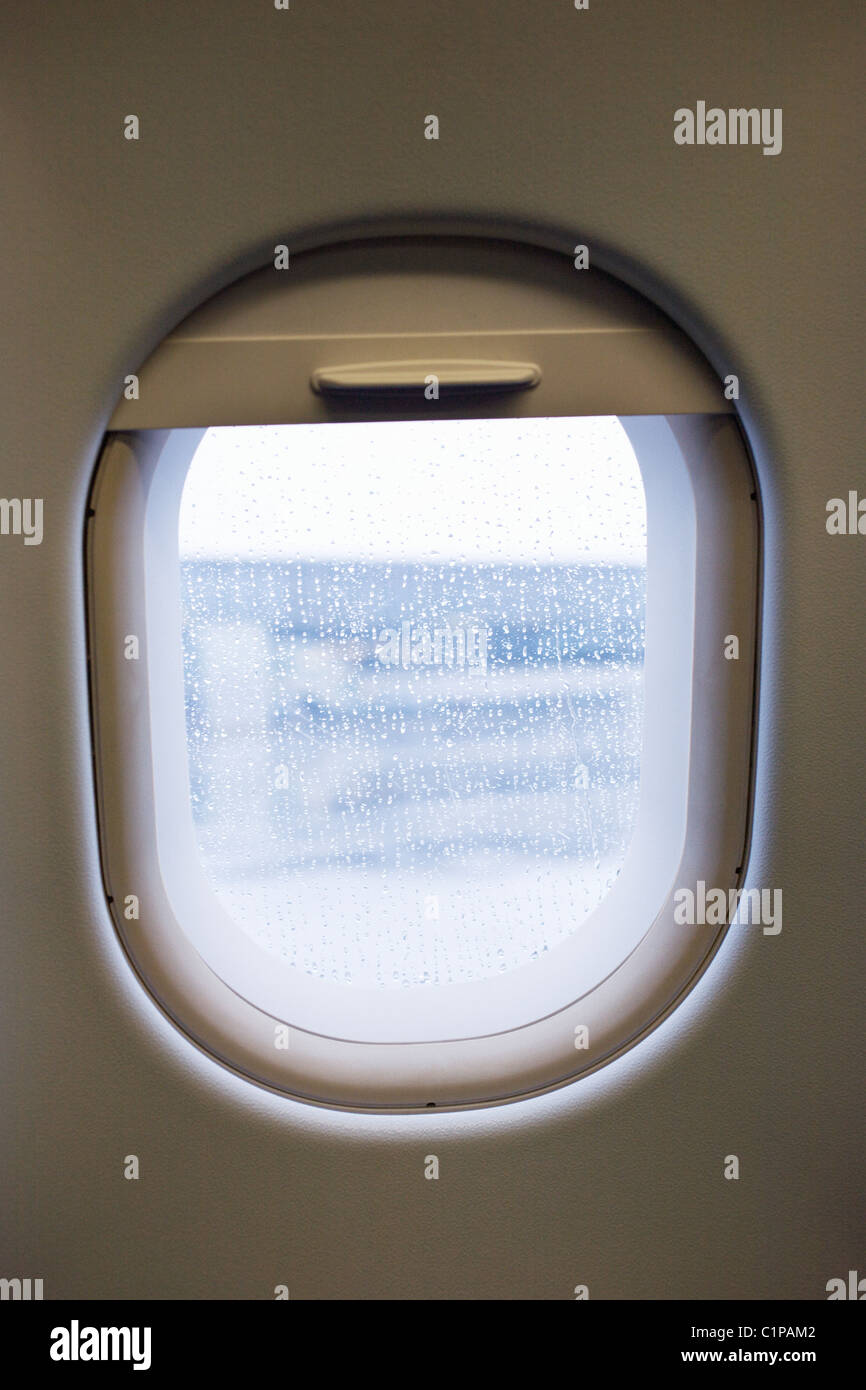 Blick durchs Flugzeugfenster Stockfoto