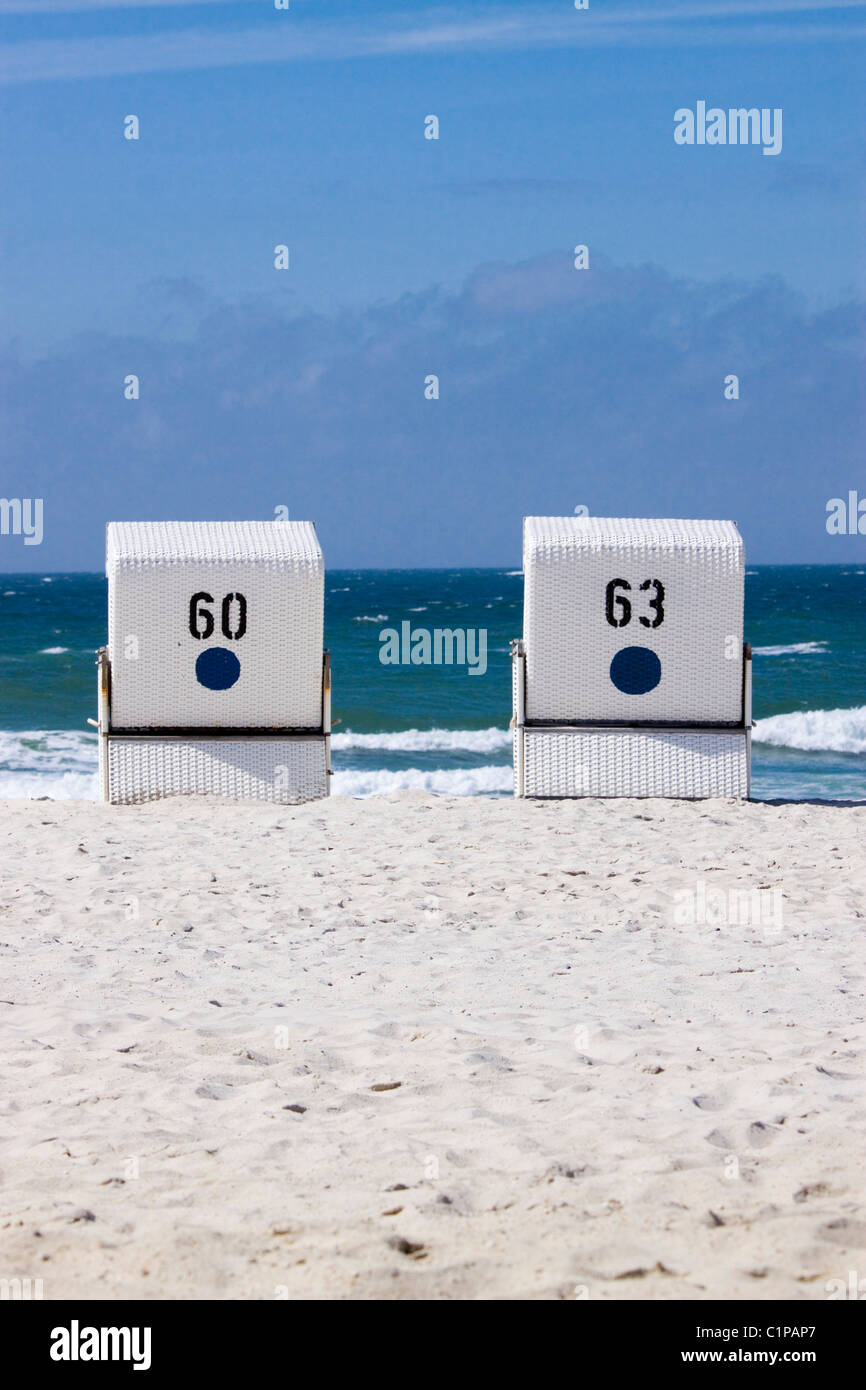 Deutschland, Sylt, Zahlen auf der Rückseite mit Kapuze Strandkörbe Stockfoto