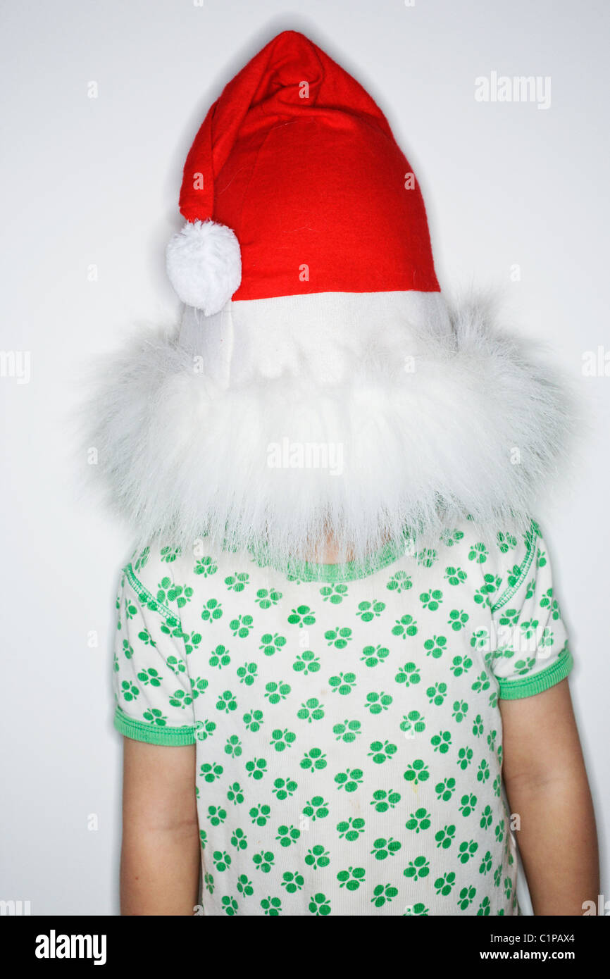Mädchen trägt Weihnachtsmütze über Kopf Stockfoto