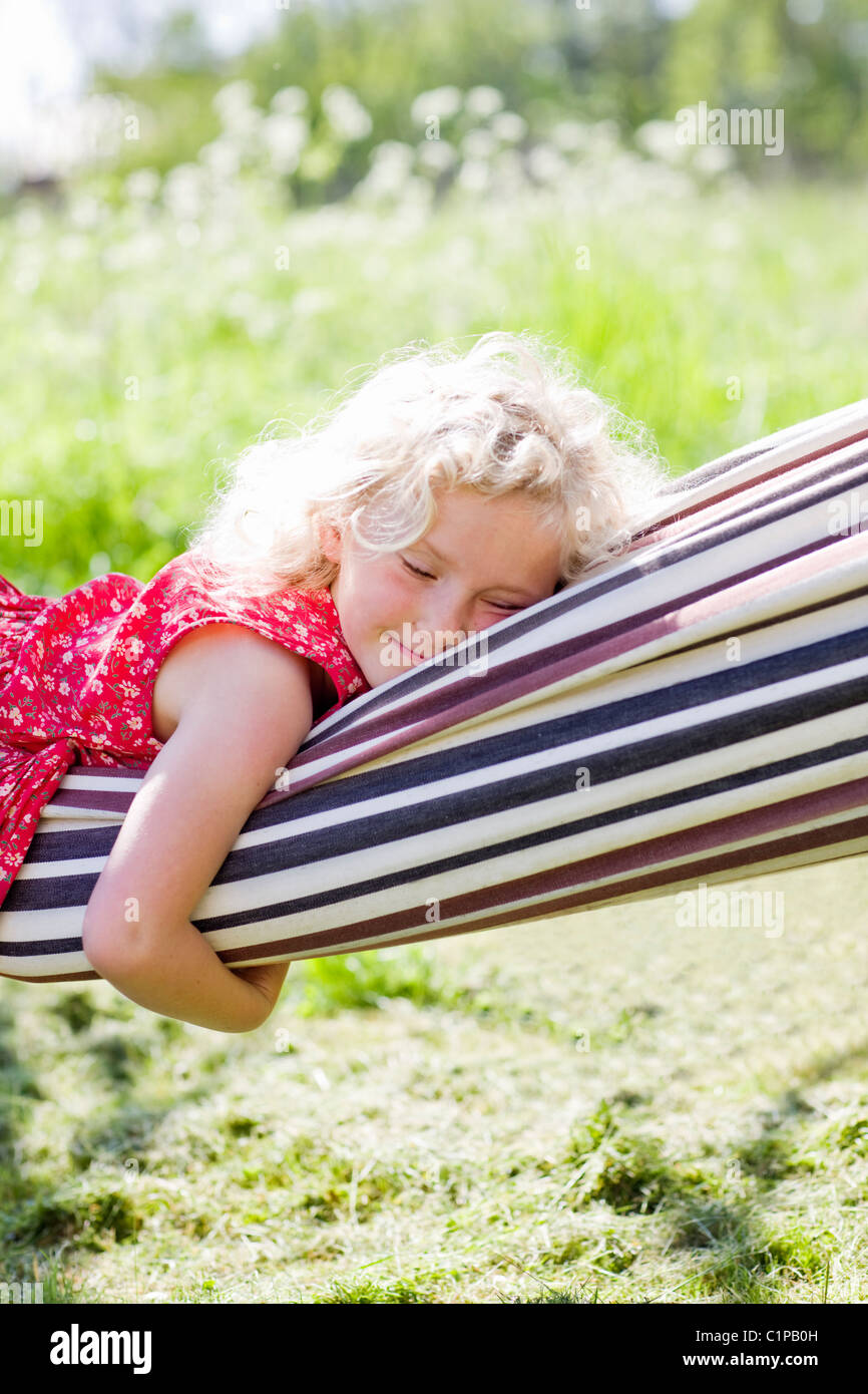 Mädchen schläft in Hängematte im Feld Stockfoto