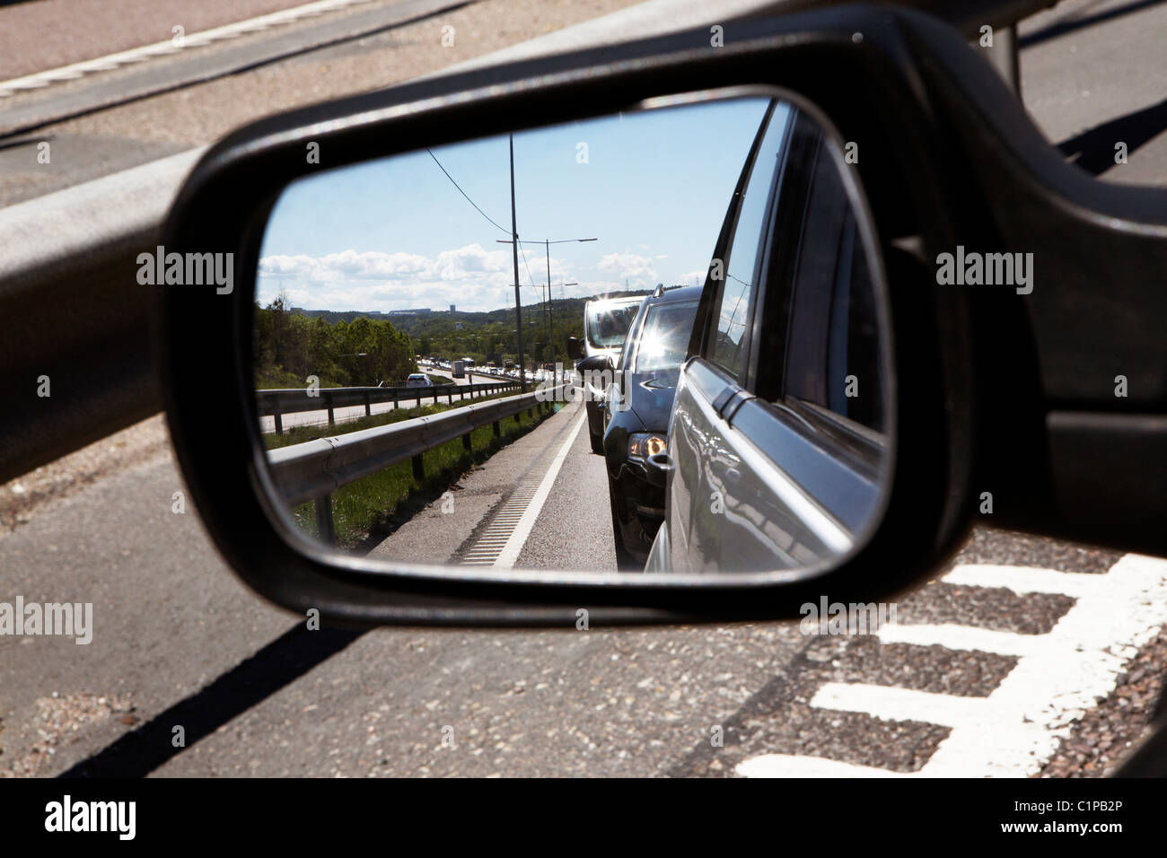 Autos in der Spur im Seitenspiegel warten Stockfoto