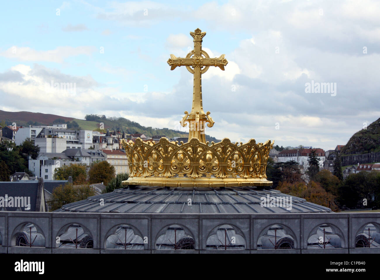 Goldene Krone mit Kreuz auf der Kathedrale von Lourdes in Frankreich Stockfoto