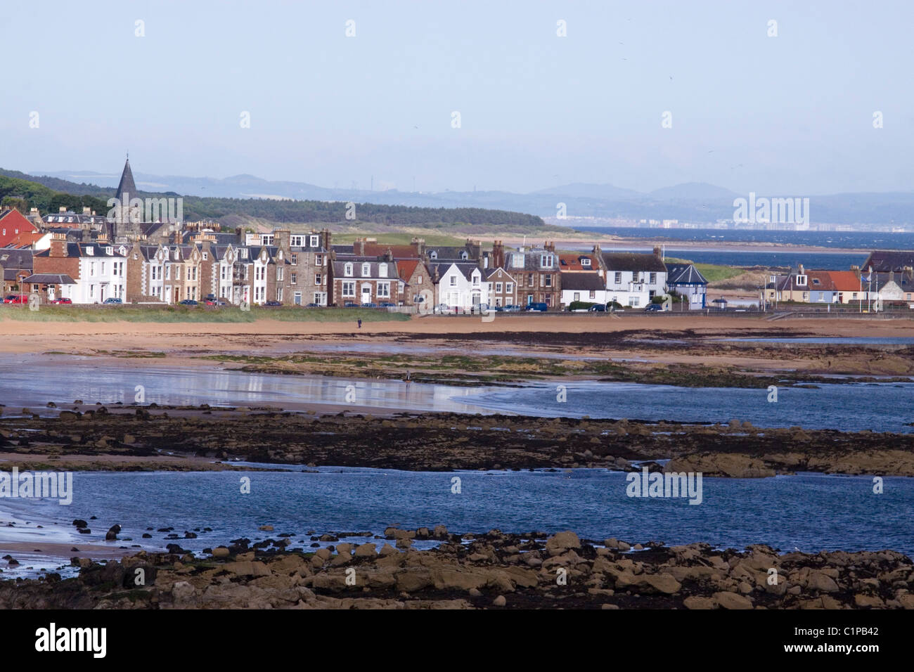 Schottland, North Berwick, Häuser mit Blick auf Strand und Meer bei Ebbe Stockfoto