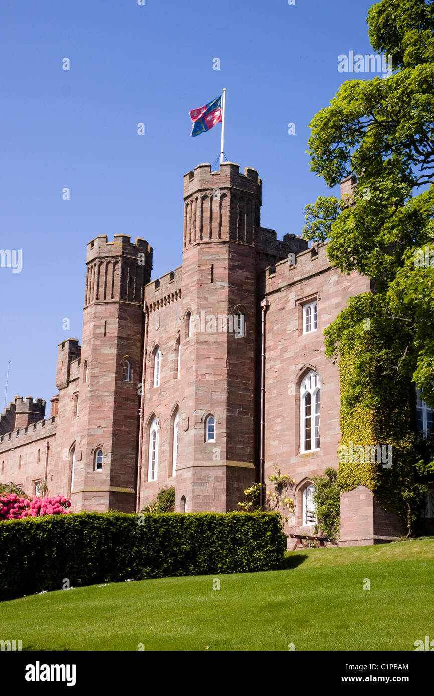Schottland, Perthshire, Scone Palace, Zwillingstürme flankierende Sandsteinfassade Stockfoto