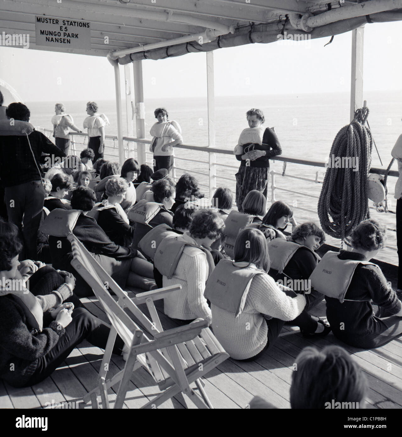Britisch-Indien Kreuzfahrtschiff, 1950er Jahre. Die Passagiere tragen Schwimmwesten Practicising eine lebensrettende Übung. Stockfoto