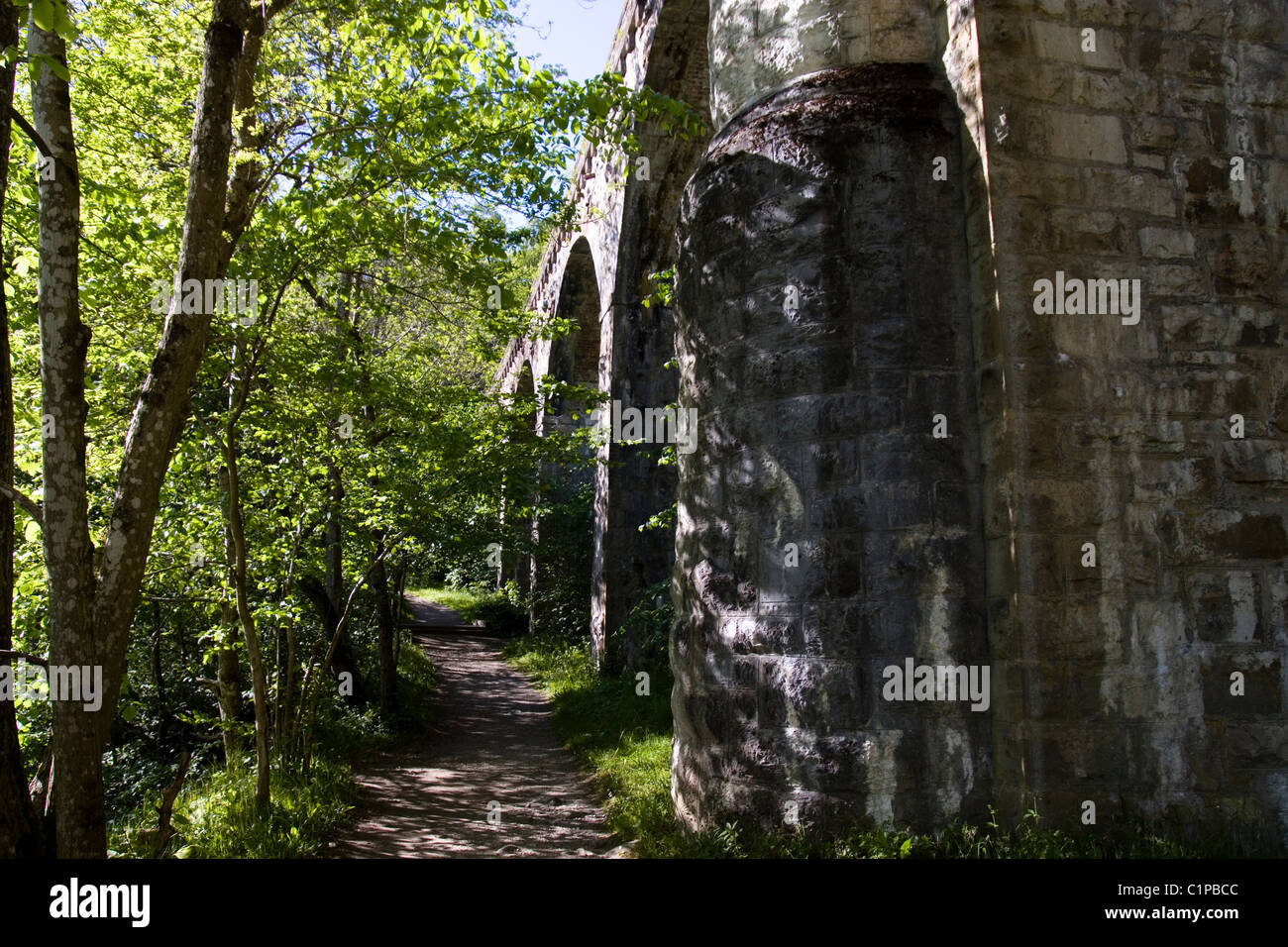 Schottland, Perthshire, Pass von Killiecrankie, schmalen Bäumen gesäumten Pfad neben Viadukt Stockfoto