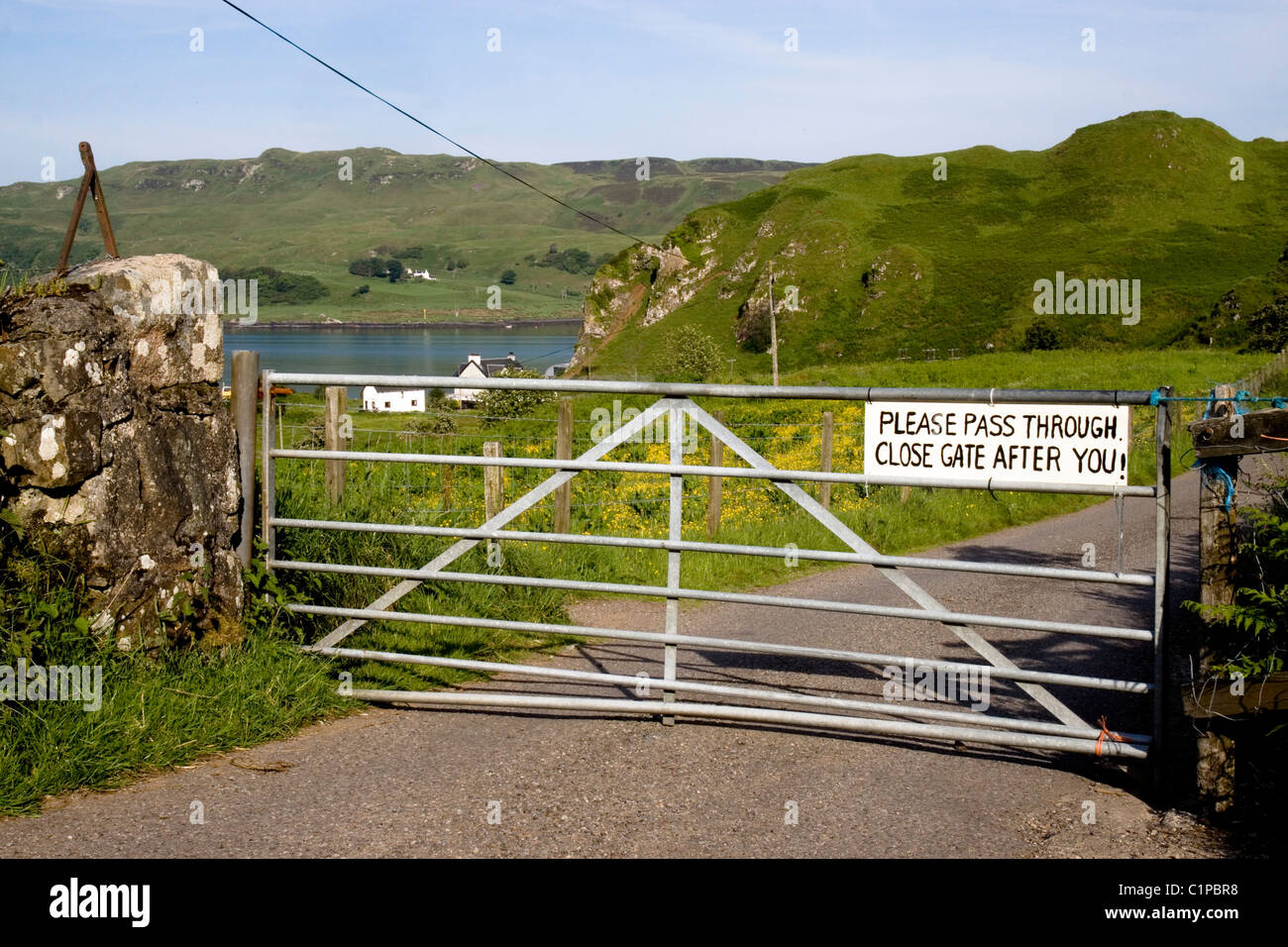 Schottland, Oban, Landschaft und Zeichen auf geschlossenen Tor Stockfoto