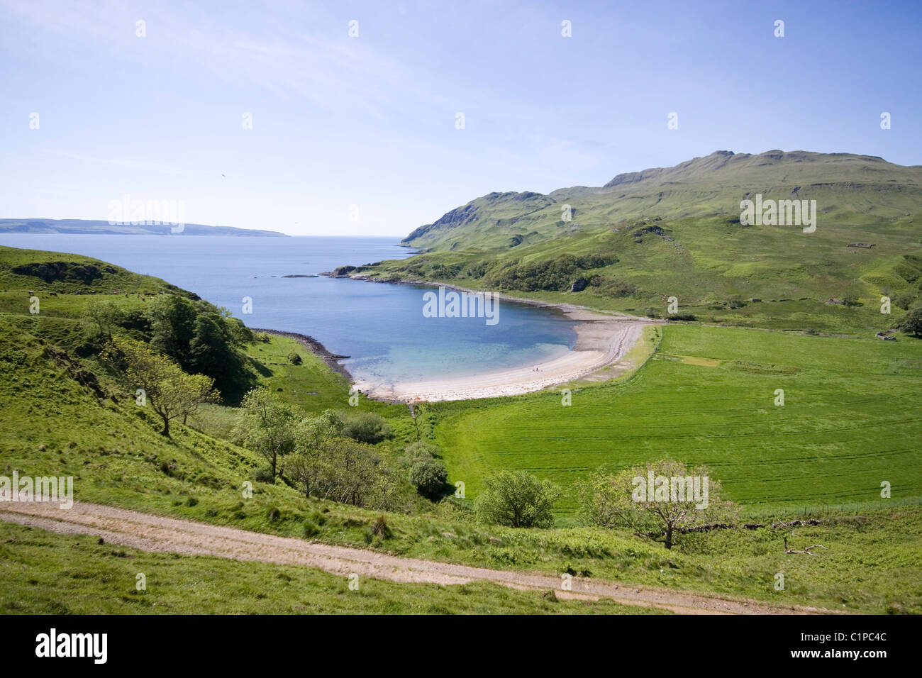 Schottland, Ardnamurchan, Kilchoan, Bucht auf üppige Landschaft Stockfoto