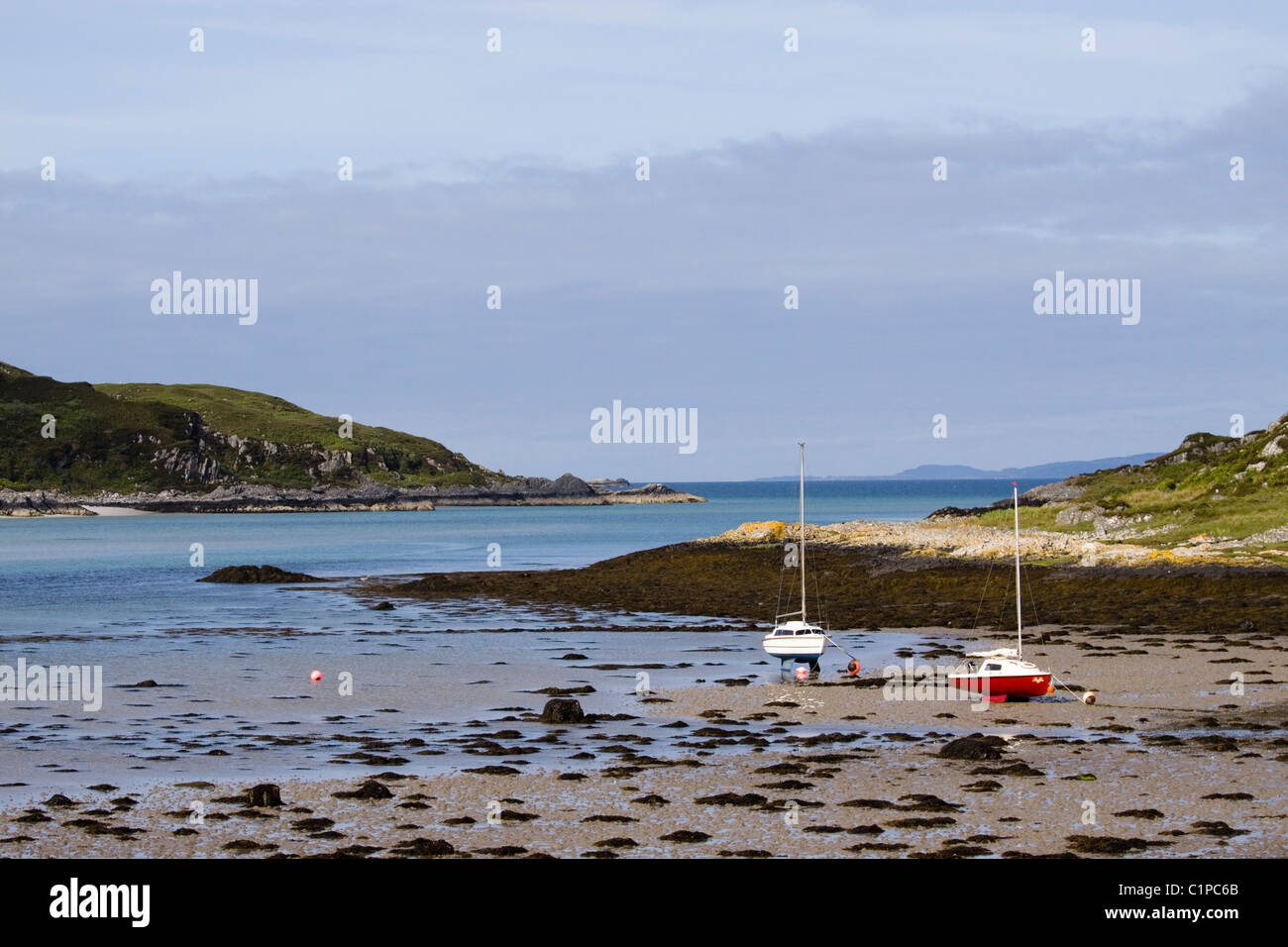Schottland, Morar, Mallaig, Boote vertäut am Strand bei Ebbe Stockfoto