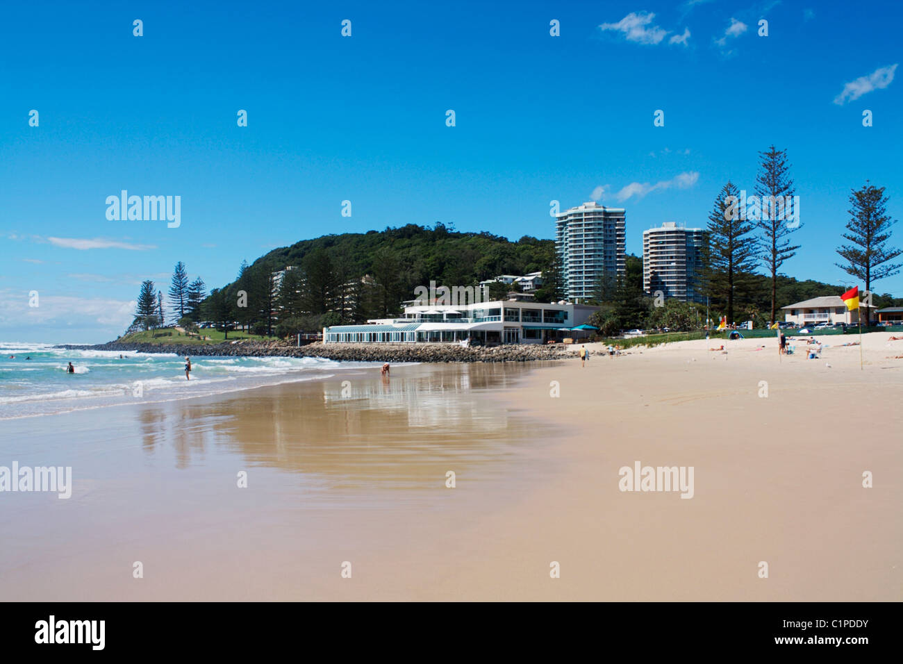 Australien, Burleigh Heads, Hotels und Restaurant am Strand Stockfoto