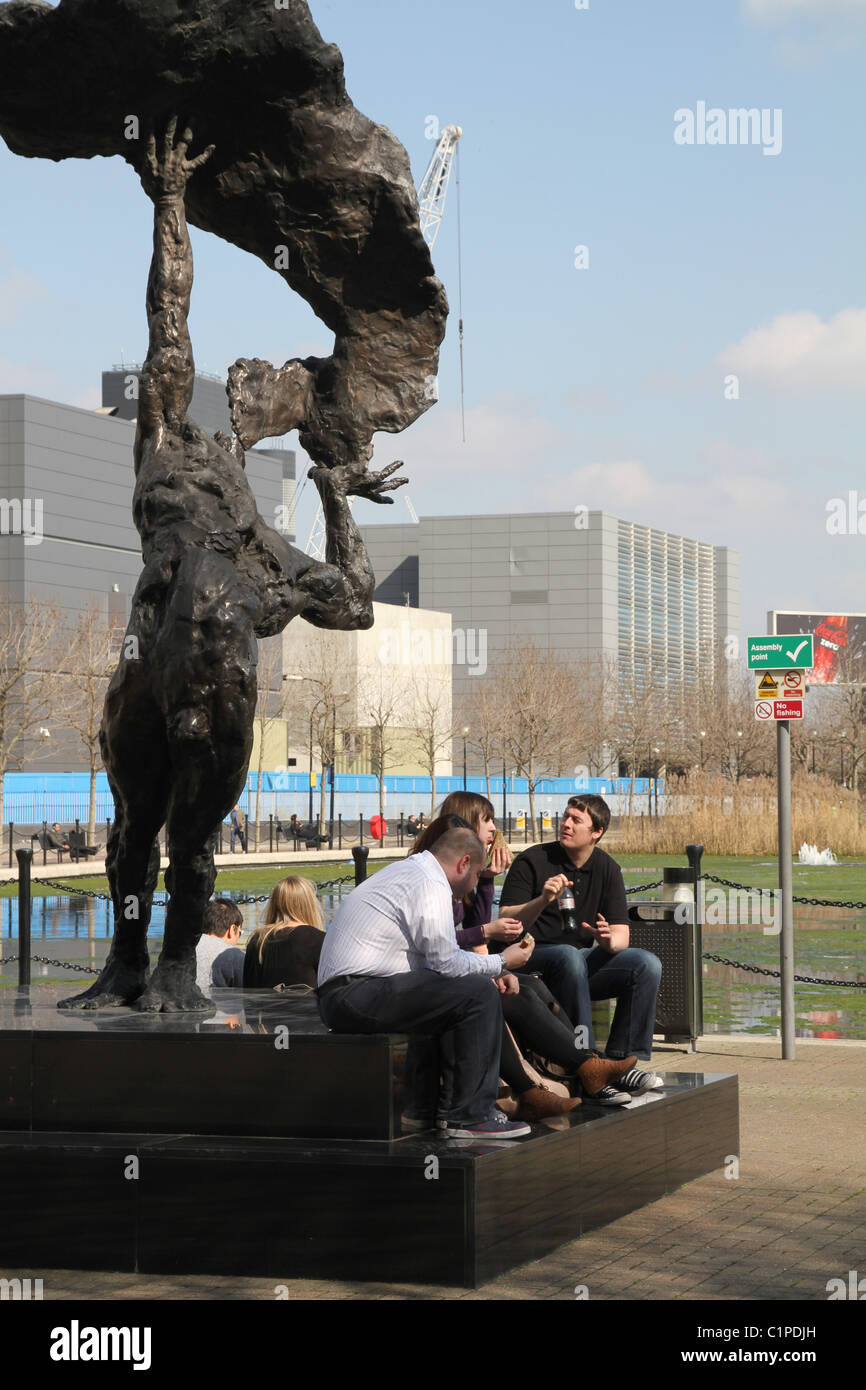 VEREINIGTES KÖNIGREICH. MITTAGSPAUSE IM NEUEN PARK VON RATHAUS IN TOWER HAMLETS, LONDON Stockfoto