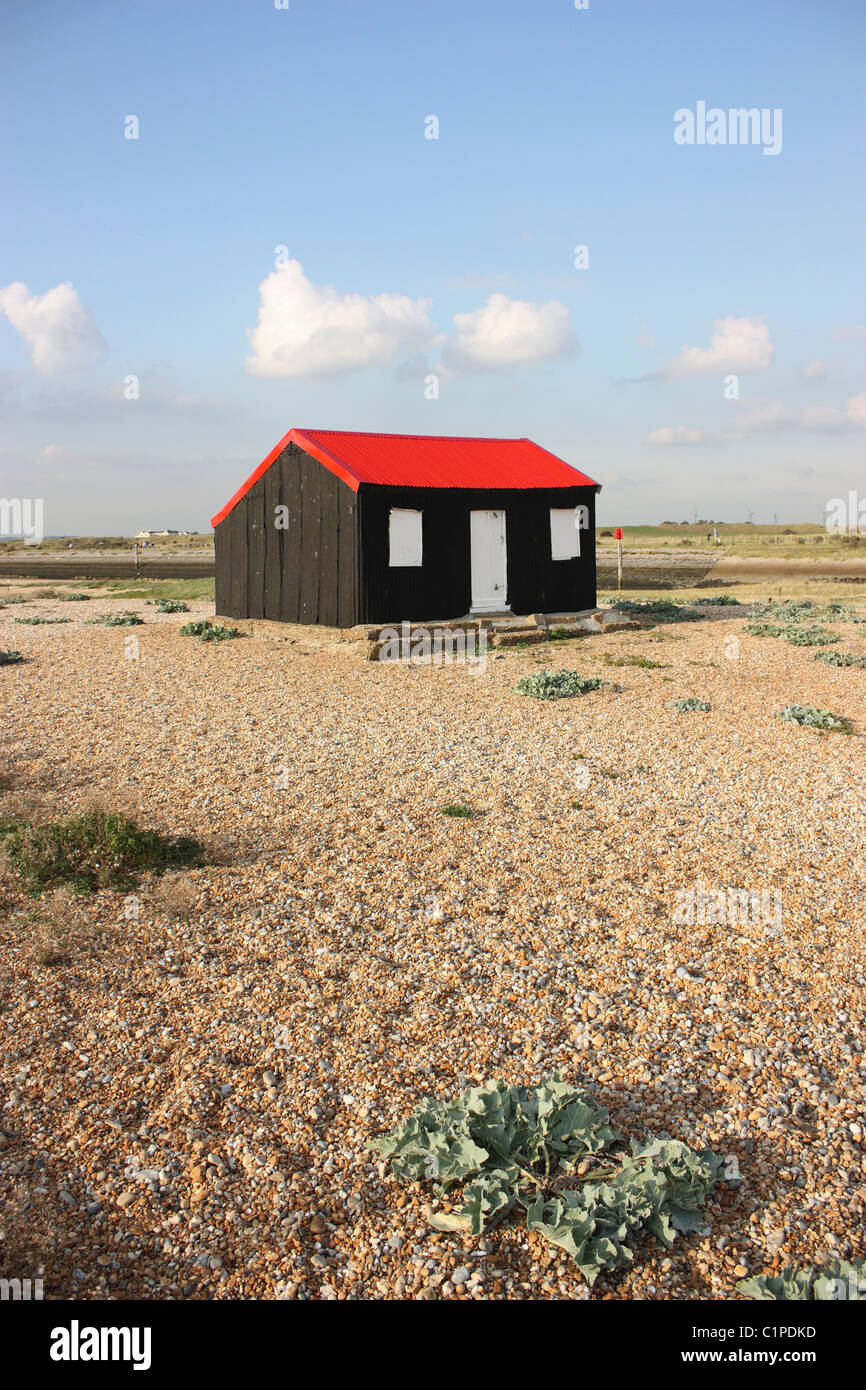 England, Sussex, Rye Harbour, rotes Dach auf Holzhütte auf Schindel Stockfoto