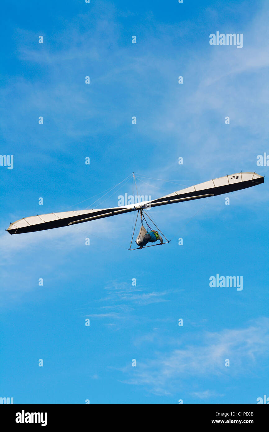 Australien, Nord-Queensland, Person Drachenfliegen in der Luft Stockfoto