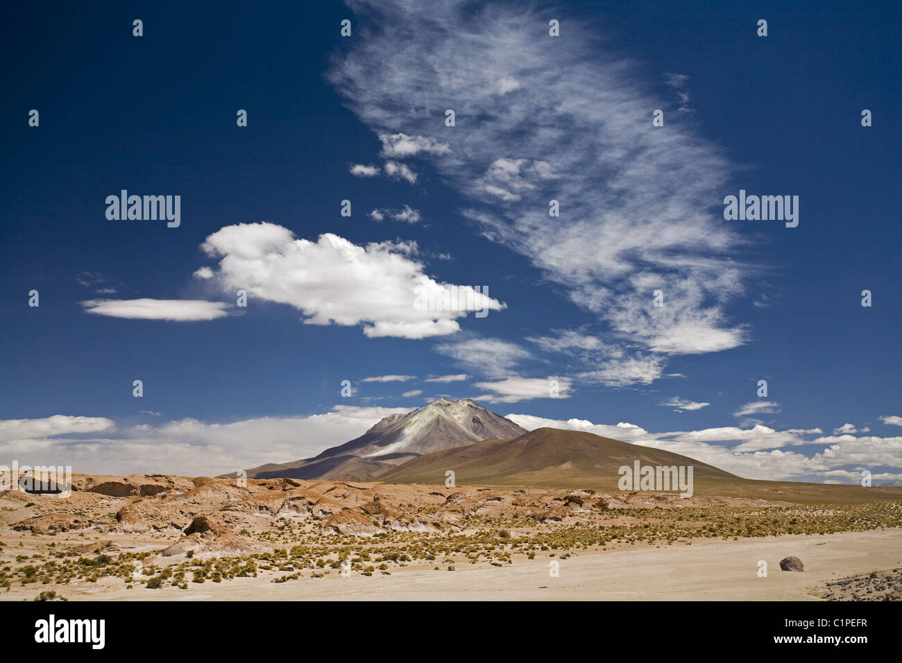 Der aktive Vulkan Ollague, Altiplano, Bolivien, Südamerika Stockfoto