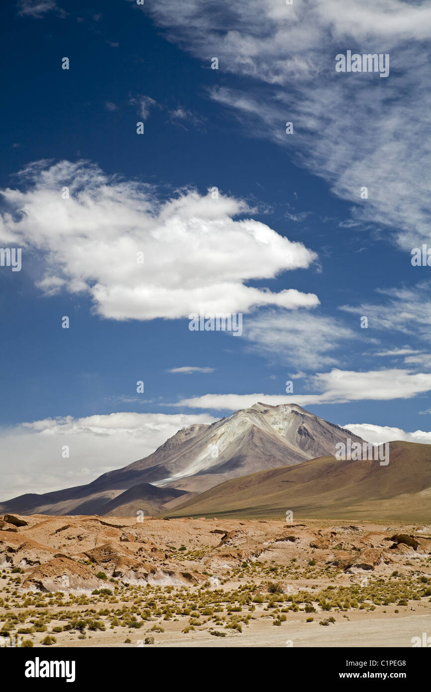 Der aktive Vulkan Ollague, Altiplano, Bolivien, Südamerika Stockfoto