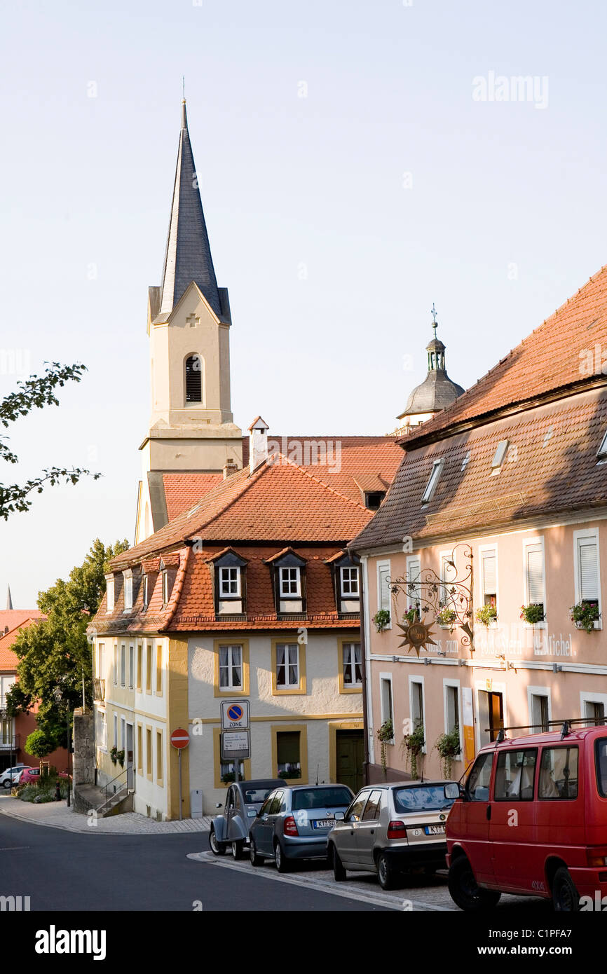 Deutschland, Bayern, Marktbreit, Turm und Gebäude auf einem steilen Hügel Stockfoto