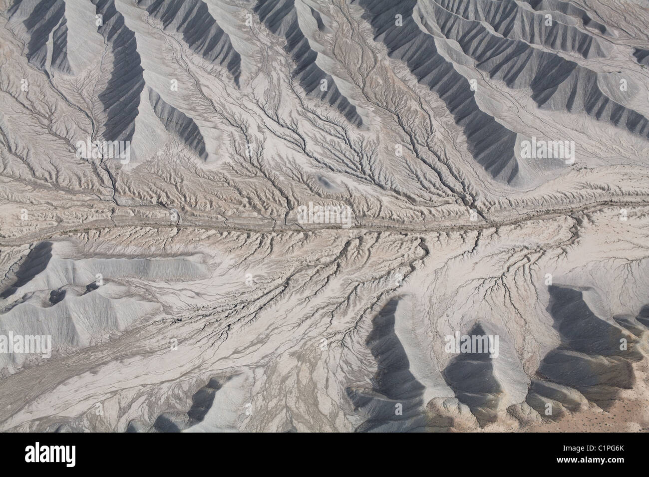 LUFTAUFNAHME. Dendritisches Drainagemuster. Erosionsrinnen im Mancos Shale. Caineville, Süd-Utah, USA. Stockfoto
