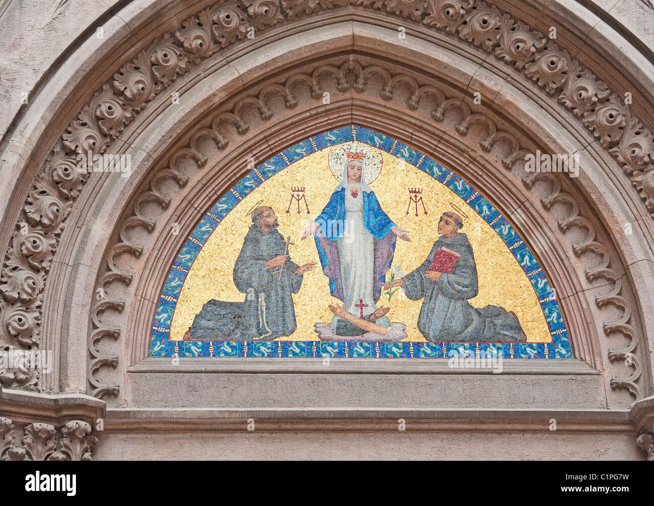 Religiöse Szene Mosaikbild über dem Eingang zur Kirche Stockfoto