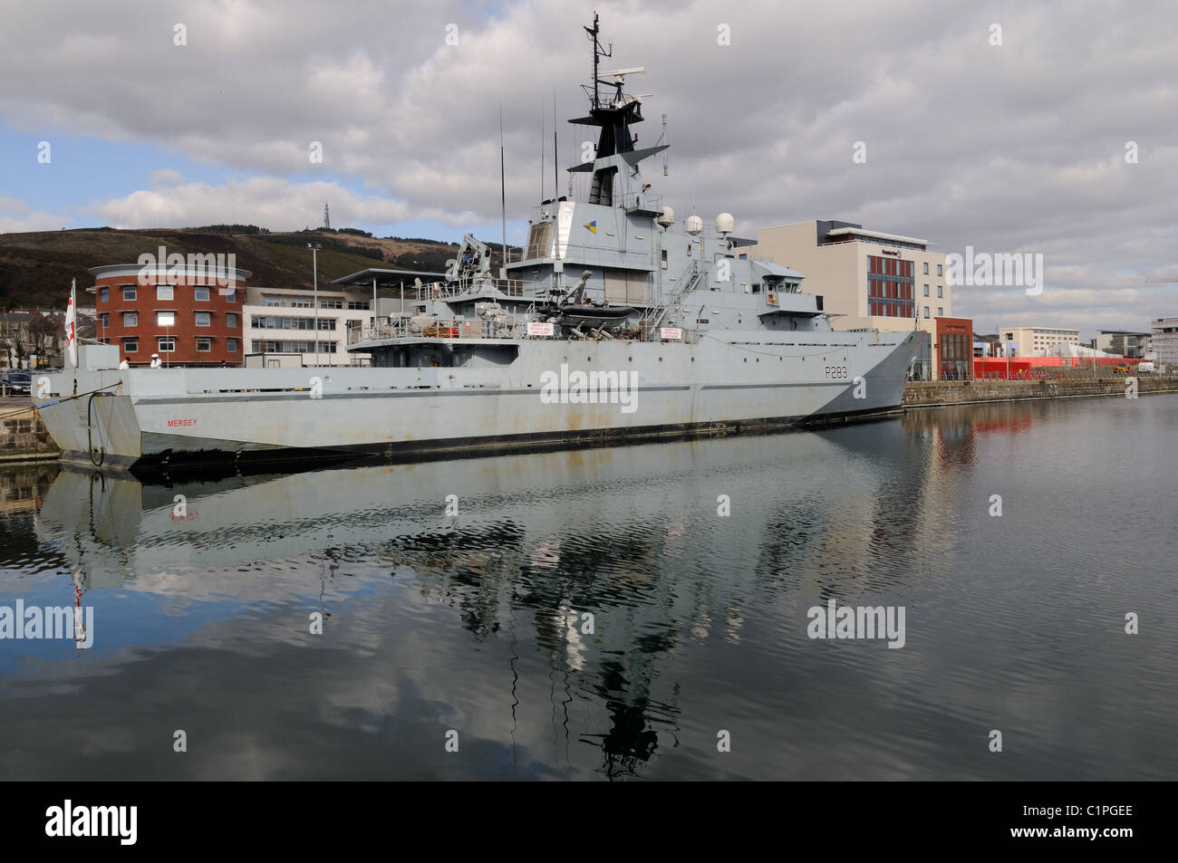 HMS Mersey - ein Fluss Klasse Fischerei, die Patrouille Schiff der Royal Navy in Swansea Marina Glamorgan Wales Cymru UK GB vor Anker Stockfoto