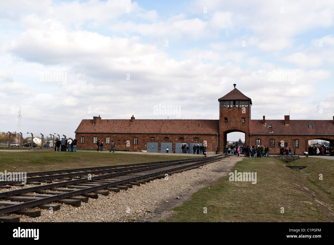 Eisenbahnlinien und Eingang zu Auschwitz II-Birkenau, Polen. Stockfoto