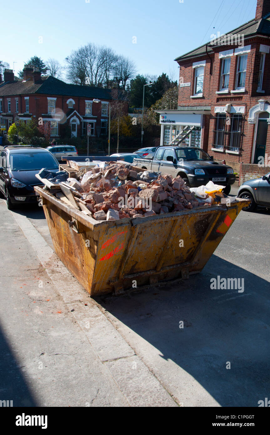 Überspringen Sie voller Bauschutt Stockfoto