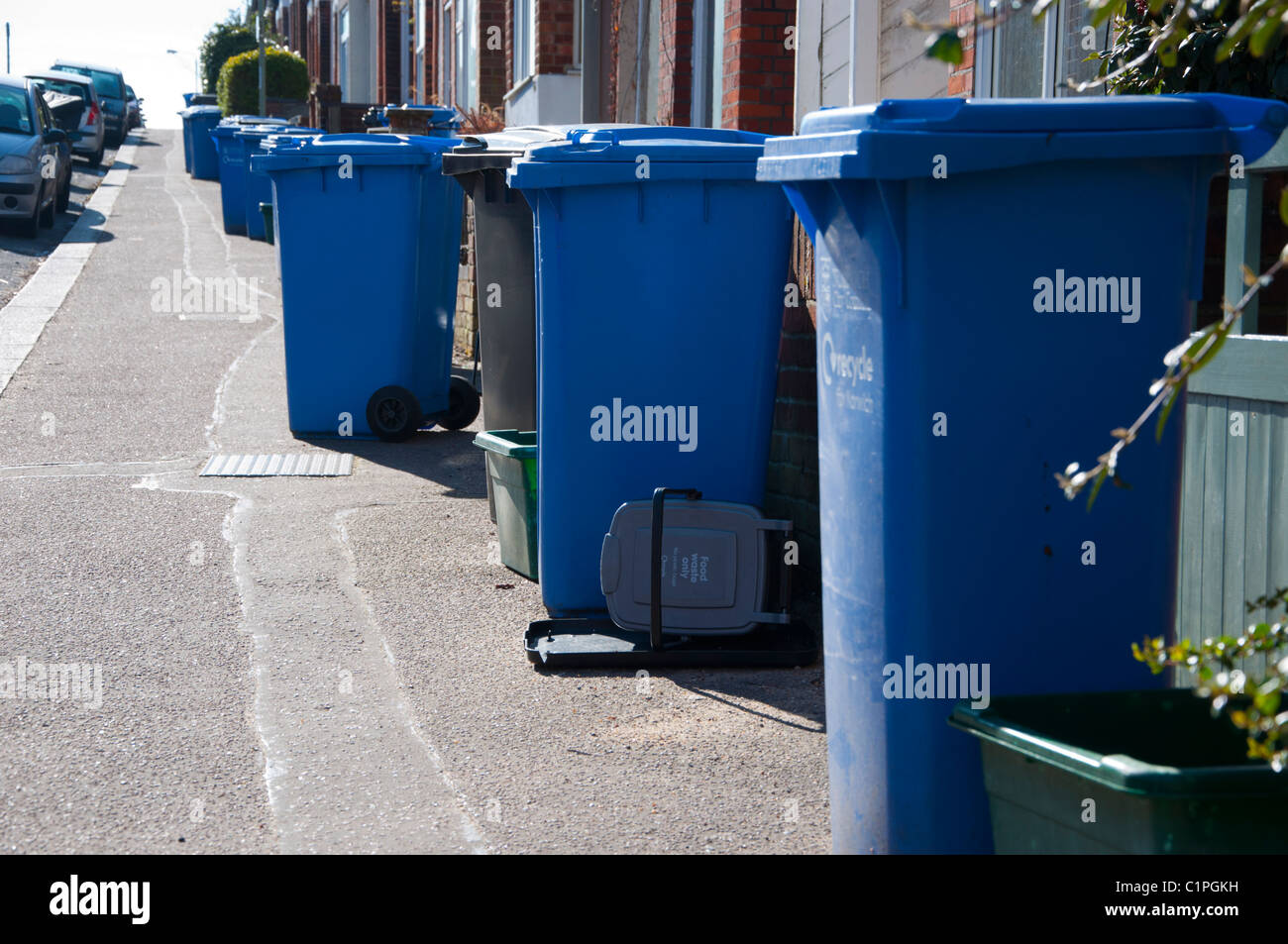 Blaue Recycling Wheelie-Behälter Haushalt Abfallsammlung Norwich City Council Stockfoto