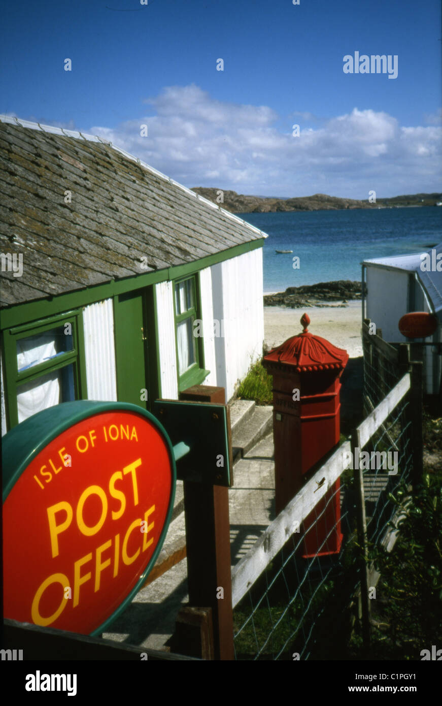 Kleinen örtlichen Postamt auf der Insel Inoa, Highlands von Schottland, die an einem Strand liegt. Stockfoto