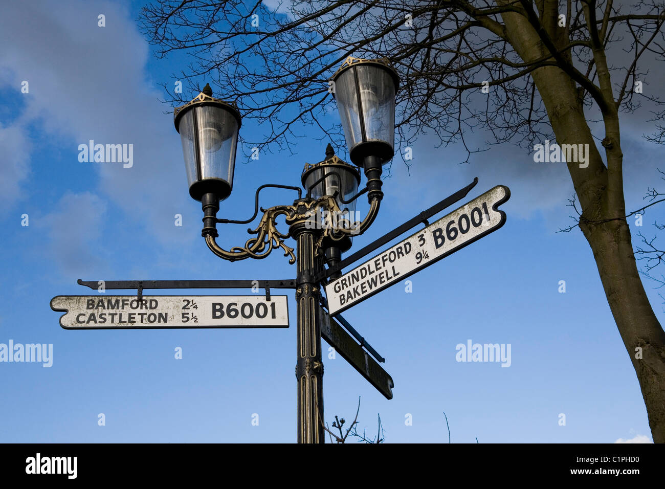 England, Derbyshire, Hathersage, Verkehrszeichen auf viktorianische Laterne Stockfoto