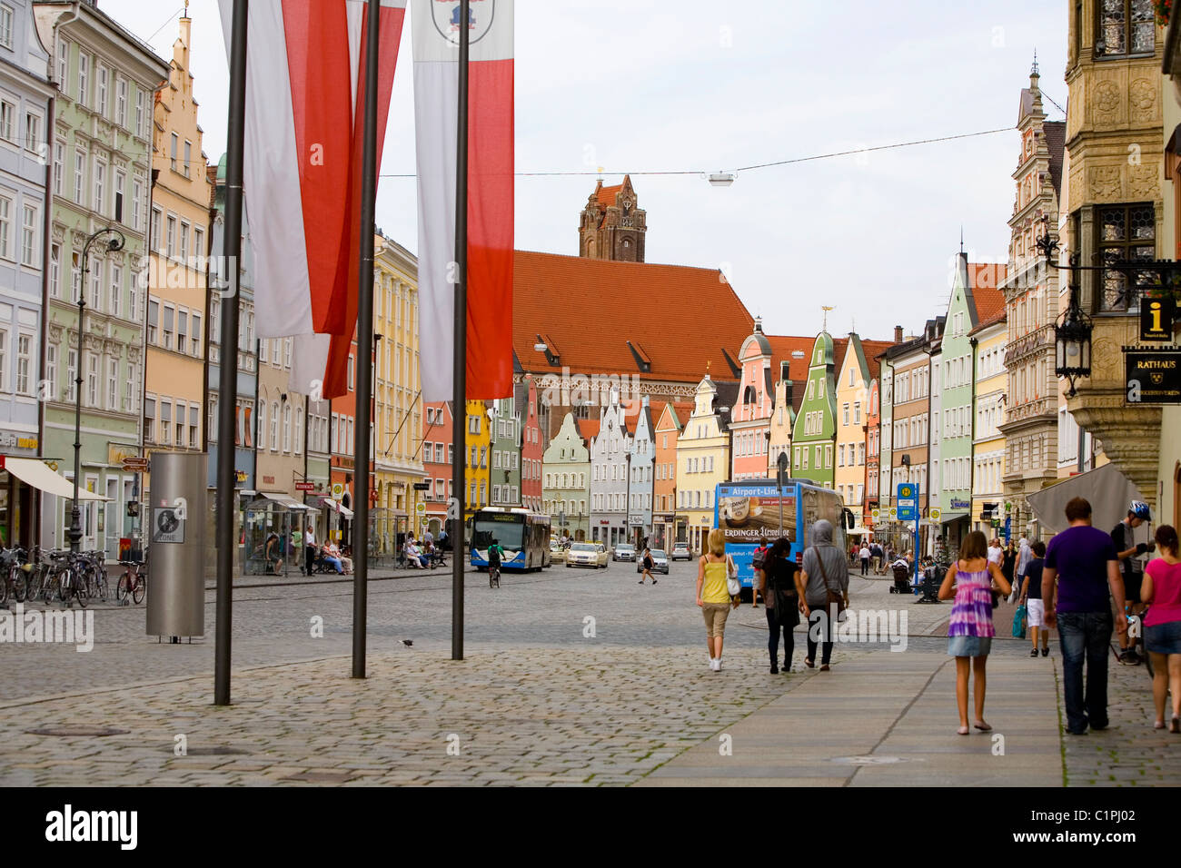 Deutschland, Bayern, Landshut, Menschen zu Fuß durch die Altstadt Stockfoto